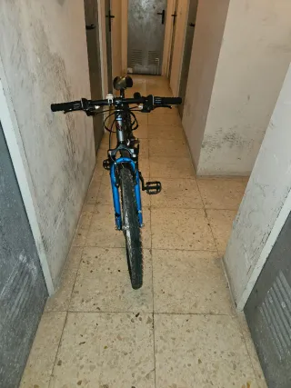 Bicicleta infantil azul y negra