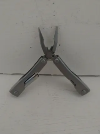 Attrezzo multifunzione con torcia