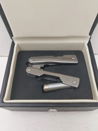 Attrezzo multifunzione con torcia