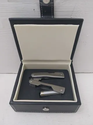 Attrezzo multifunzione con torcia