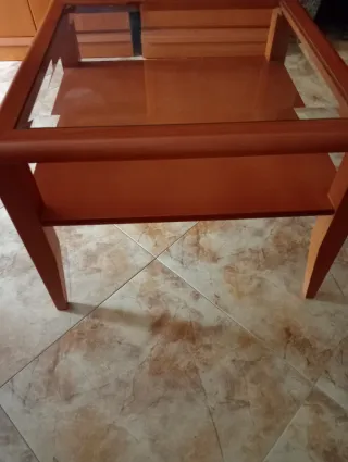 Mesa de rincón de madera y cristal