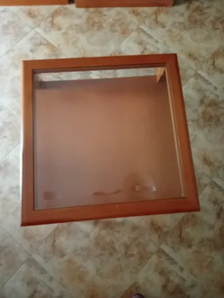 Mesa de rincón de madera y cristal