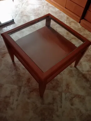 Mesa de rincón de madera y cristal