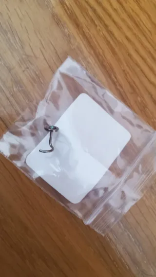 Piercing nariz espiral con gema azul