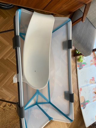 Bañera Stokke plegable con patas y lengüeta