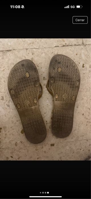 Chanclas doradas y multicolor usadas