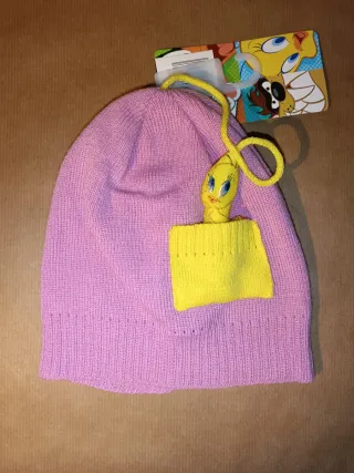 GORRO LANA ROSA CON PELUCHE PIOLÍN CON ETIQUETA