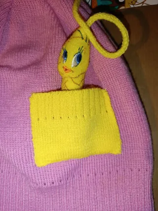 GORRO LANA ROSA CON PELUCHE PIOLÍN CON ETIQUETA