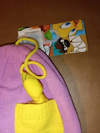 GORRO LANA ROSA CON PELUCHE PIOLÍN CON ETIQUETA