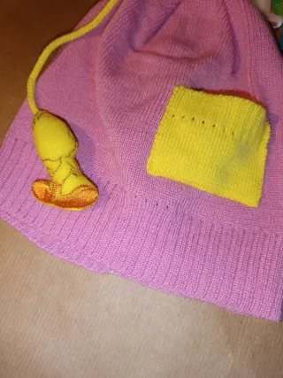GORRO LANA ROSA CON PELUCHE PIOLÍN CON ETIQUETA