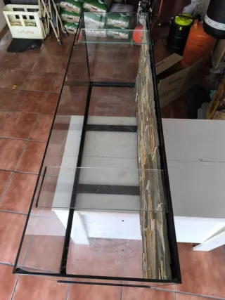 Pecera de cristal con diseño de piedra