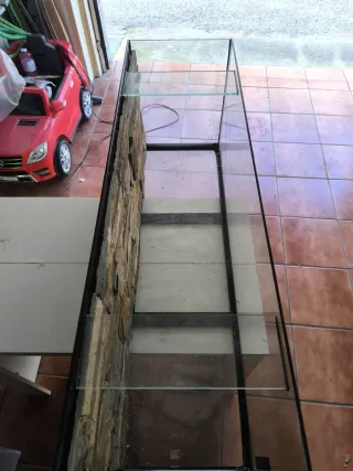 Pecera de cristal con diseño de piedra