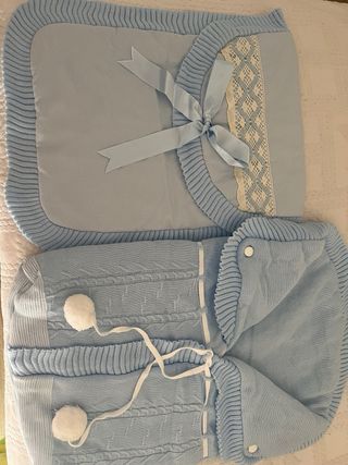 Saco de bebé azul tejido y colcha para el carrito