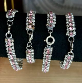 Pulseras con piedras rosas