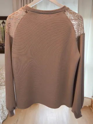 Suéter fino mujer talla L beige encaje hombros