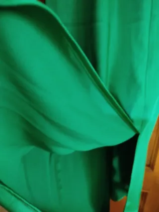 Vestido largo satinado verde, con abertura delante