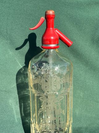 Sifón antiguo de vidrio con detalles grabados