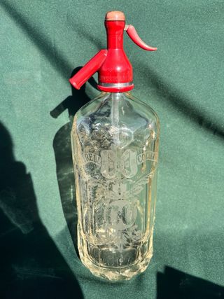 Sifón antiguo de vidrio con detalles grabados