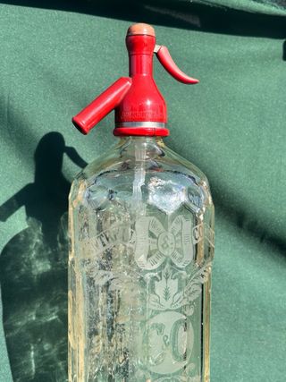 Sifón antiguo de vidrio con detalles grabados