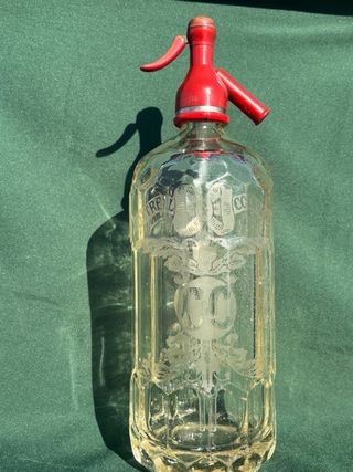 Sifón antiguo de vidrio con detalles grabados