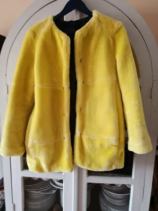Chaquetón pelillo amarillo T.S.Pero una S amplia