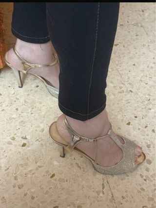 Tacones de fiesta dorados y plateados