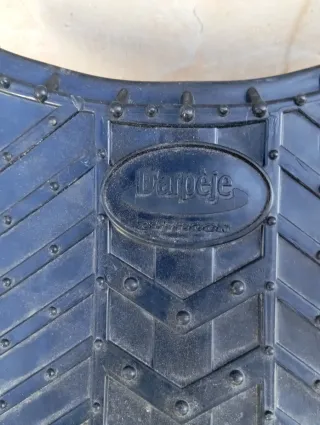 Monopatín negro con ruedas