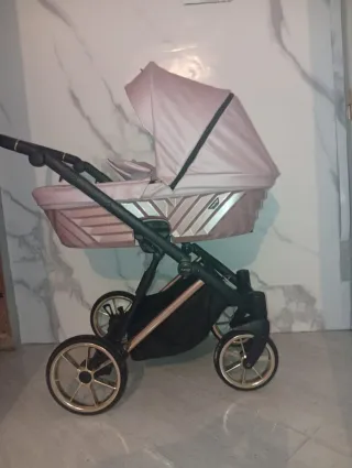 Carrito de bebé rosa
