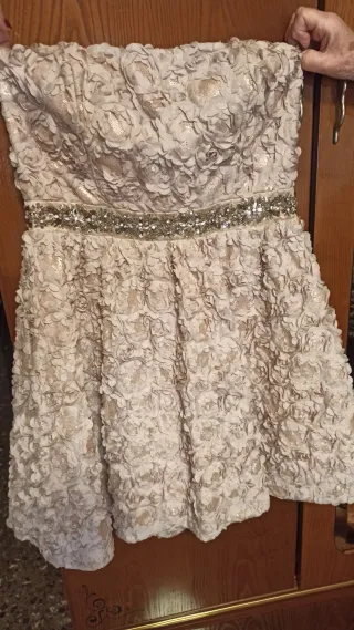 Vestido palabra de honor floral blanco y dorado