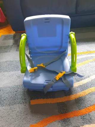 Silla de bebé azul con asas verdes