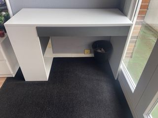 Escritorio blanco con baldas y cajón