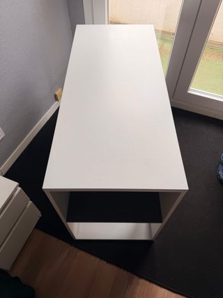 Escritorio blanco con baldas y cajón