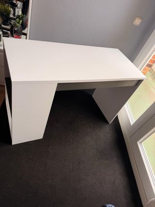 Escritorio blanco con baldas y cajón