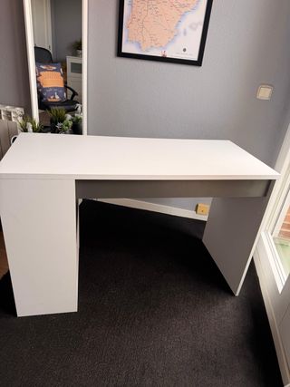 Escritorio blanco con baldas y cajón