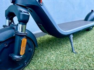 Patinete con suspensión e intermitentes homologado