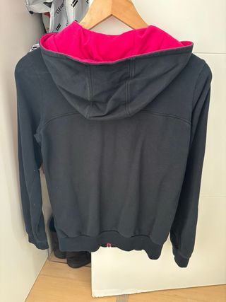 Chaqueta Adidas negra con rayas rosas