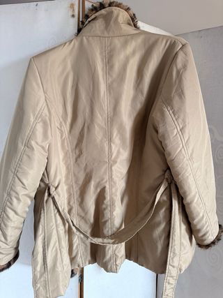 Abrigo SILMAR beige con detalles de pelo