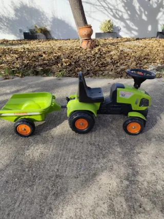 Tractor correpasillos verde con remolque