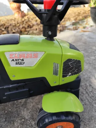 Tractor correpasillos verde con remolque