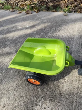 Tractor correpasillos verde con remolque