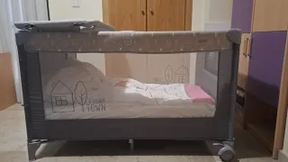 Cuna de viaje plegable. Con cambiador y colchón.