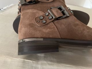 Botin Alma en Pena ante tachuelas