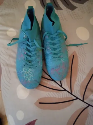 Botas de fútbol azules usadas una vez