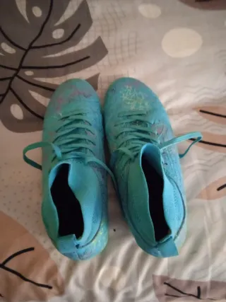 Botas de fútbol azules usadas una vez