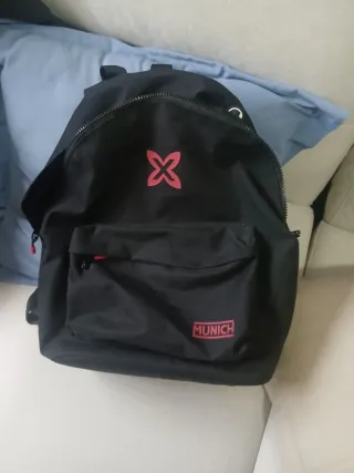 Mochila Munich Negra con Logo Rojo