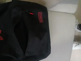 Mochila Munich Negra con Logo Rojo
