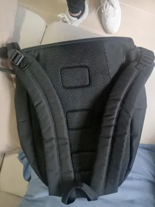 Mochila Munich Negra con Logo Rojo