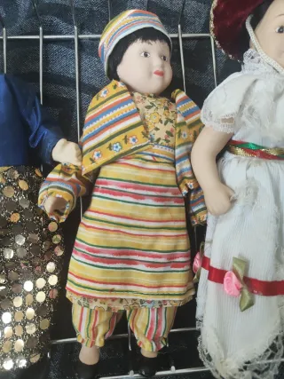 Vecchie bambole di porcellana