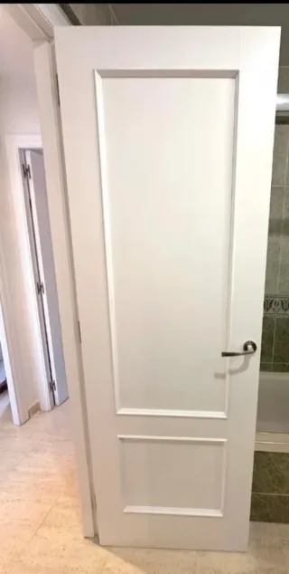 Lacado y pintado de puertas con  acabado renovado