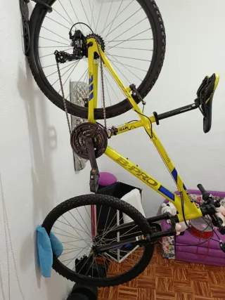 Bicicleta de montaña amarilla